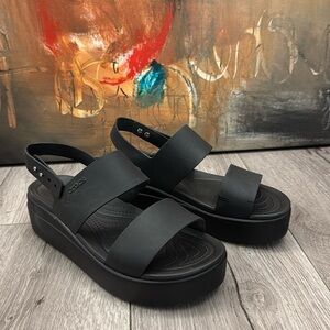Crocs size 10 BROOKLYN LOW WEDGE
Sandals